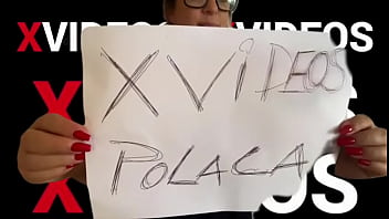 Verificação da modelo do xvideos com ela segurando a placa