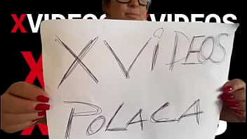 Verificação da modelo do xvideos com ela segurando a placa