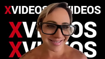 Verificação da modelo do xvideos com ela segurando a placa