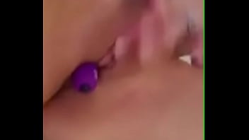 Jeune petite emy angel jouit