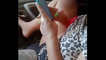 Parei na rua pra fazer uma chamada de vídeo no carro