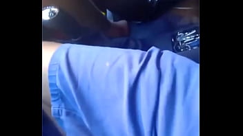 Parei na rua pra fazer uma chamada de vídeo no carro