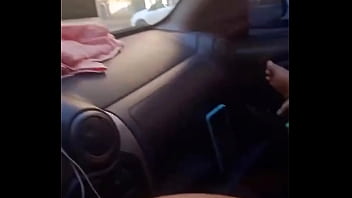 Parei na rua pra fazer uma chamada de vídeo no carro