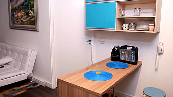 Aproveitei meu marido sair e atendi meu vizinho