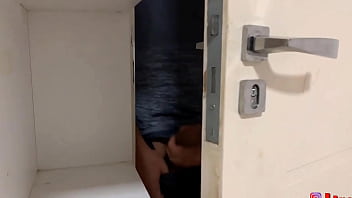 Espiando loira tomando banho e trocando de roupa ate ela perceber que eu estava olhando e veja oque aconteceu