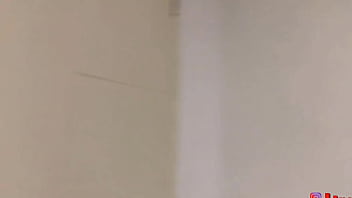 Espiando loira tomando banho e trocando de roupa ate ela perceber que eu estava olhando e veja oque aconteceu