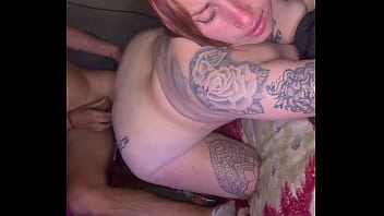 Que rica chupada que le doy hasta que me rompe toda en cuatro y me hace venirme a lluvia de squirt