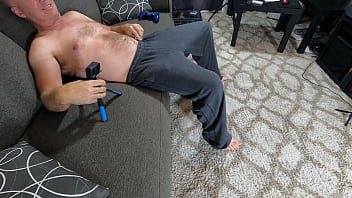 Horny latina teenie sucks gamer's cock while he's trying to play