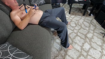 Horny latina teenie sucks gamer's cock while he's trying to play