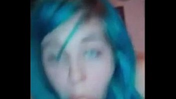 Novinha fazendo selfie engolindo a pica inteira