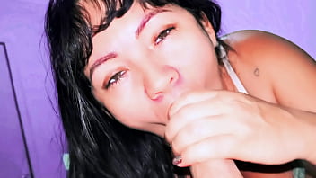 Corno compartilha a esposa com o melhor amigo marido ficou do lado gravando e se masturbando hotwife capricha no boquete guloso engolindo com garganta profunda