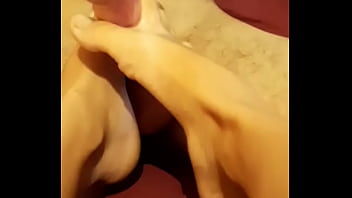 Gostando no pé dela