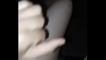 Gretala si tocca in giardino