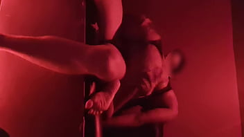 Com o amigo do marido na cabine de swing pt2