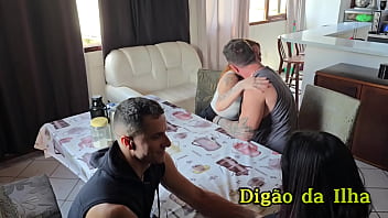 Fudendo duas bucetas gostosas até elas esguichar