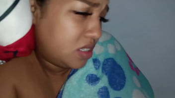 Cansado llegó del trabajo me pongo a ver porno y que me masturbe mi esposa