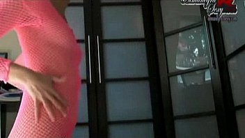 Almanegra tribute 2 dans un ensemble rose en résille transparent