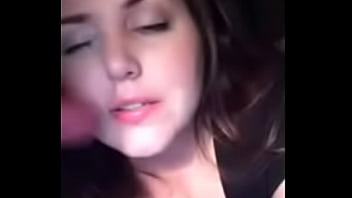 Gatinha levando gozada na cara e na boca Gatinha levando gozada na cara e na boca
