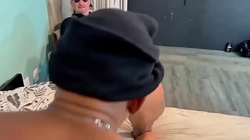 Ladrão comeu a esposa na frente do corno enquanto roubava o quarto