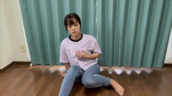 臭そうなジーンズ履いた女子大生。オナニーしてたらもっと部屋が臭くなりました。