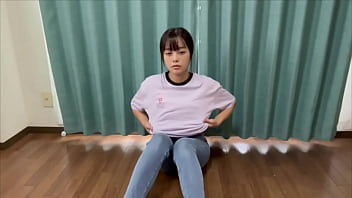 臭そうなジーンズ履いた女子大生。オナニーしてたらもっと部屋が臭くなりました。