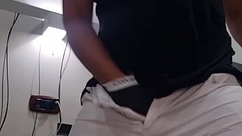 Annusalo e succhialo guarda come sborro forte apri la bocca che ti metto il cazzo in gola