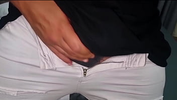 Annusalo e succhialo guarda come sborro forte apri la bocca che ti metto il cazzo in gola