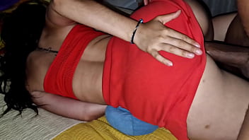 A solas con la hermana lesbiana de mi mejor amiga terminamos follando sin condón