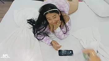 Me gusta divertirme con mi esposa haciendo un rico y divertido juego de roles mientras me follo su gran culo y la lleno de creampie