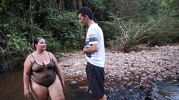 Sexo al aire libre en un rio mamando una gran verga