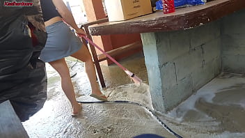 Minha esposa saiu e a empregada baixinha gostosa pegou meu pau e colocou dentro dela na área de casa