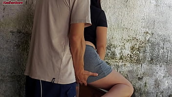 Minha esposa saiu e a empregada baixinha gostosa pegou meu pau e colocou dentro dela na área de casa