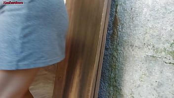 Minha esposa saiu e a empregada baixinha gostosa pegou meu pau e colocou dentro dela na área de casa