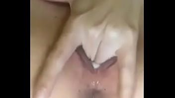 Se masturbando ate a gozar ela gosta