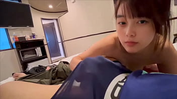 ラブホに到着してお互いの身体を舐めまくって2週間ぶりのえっちを楽しむカップル。 ラブホに到着してお互いの身体を舐めまくって2週間ぶりのえっちを楽しむカップル。