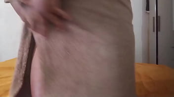 Crente safada da bunda grande arrombando o cuzinho com plug anal