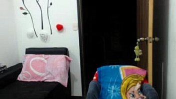 Booty latina showing her entire body