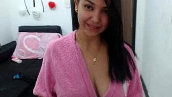 Booty latina showing her entire body