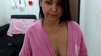 Booty latina showing her entire body