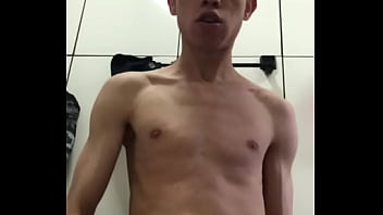 Novinho pauzudo gozando muito gostoso