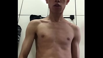 Novinho pauzudo gozando muito gostoso