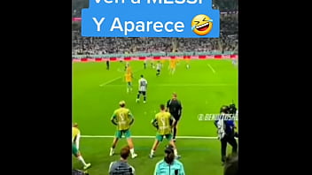 Abuelo le enseña a hijo