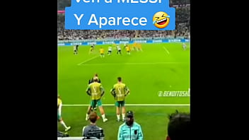 Abuelo le enseña a hijo