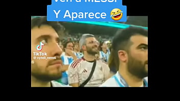 Abuelo le enseña a hijo