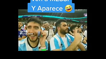 Abuelo le enseña a hijo