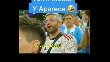 Abuelo le enseña a hijo