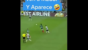 Abuelo le enseña a hijo