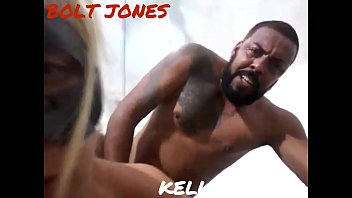 Ator bolt jones pega uma loira gostosa no sof&aacute; de quatro soca at&eacute; ela pedi leite na boca