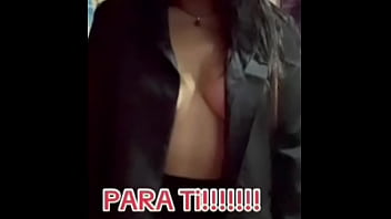 Madura venezolana celebra el día de las madres con copa de v mano