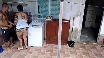 A doméstica nova adora dar para o patrão